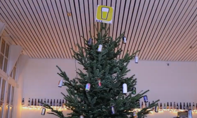 Biernet kerstboom vol bierblikjes 